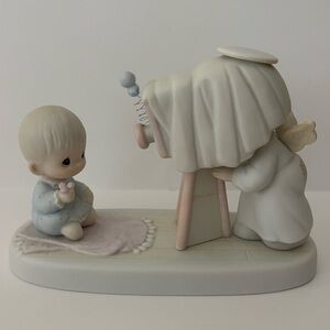 Precious Moments “Baby’s First Picture” Figurine Display #E-2841